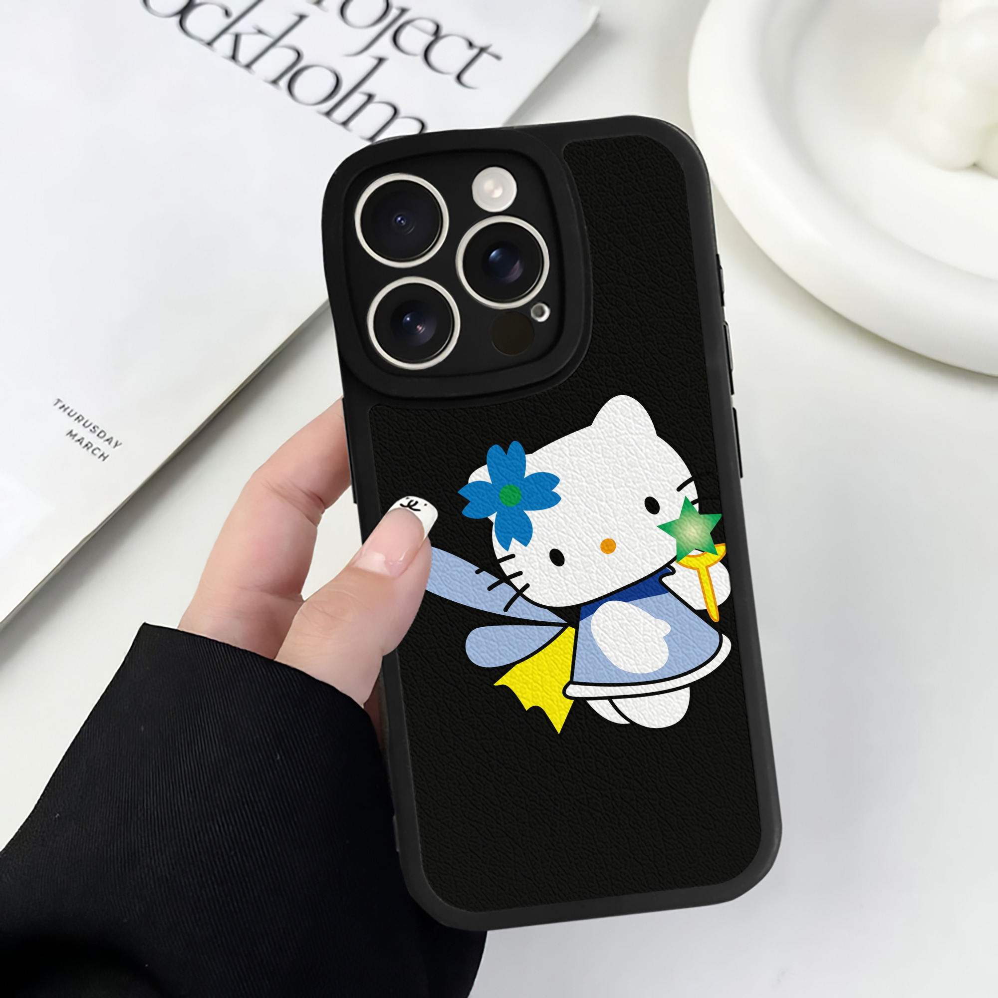 （画像用） Hello Kitty ハローキティ 【iPhone 16シリーズ対応】シリコンスマホケース（レザー調） 材質：シリコン